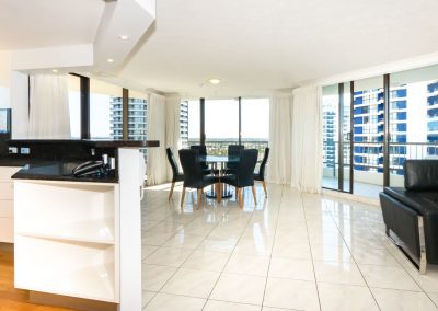 Broadwater Accommodation Open plan living/dining area