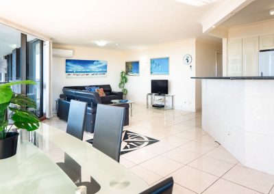Broadwater Accommodation Open plan living/dining area